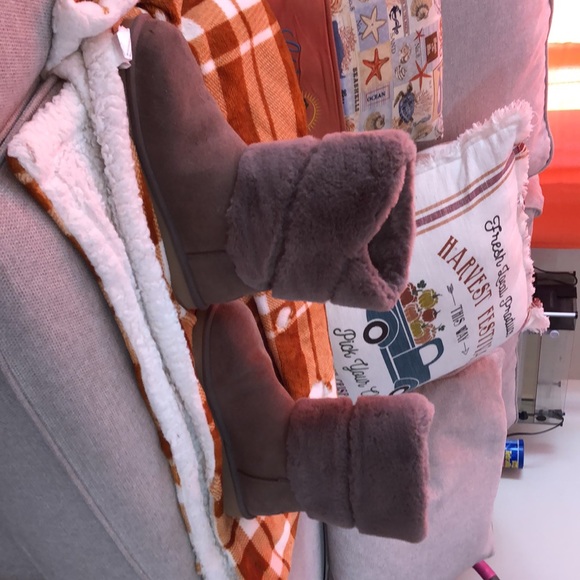 Size 9 USA Koolaburra by Ugg booties. Soft fake fur on top of booties. - Picture 5 of 6